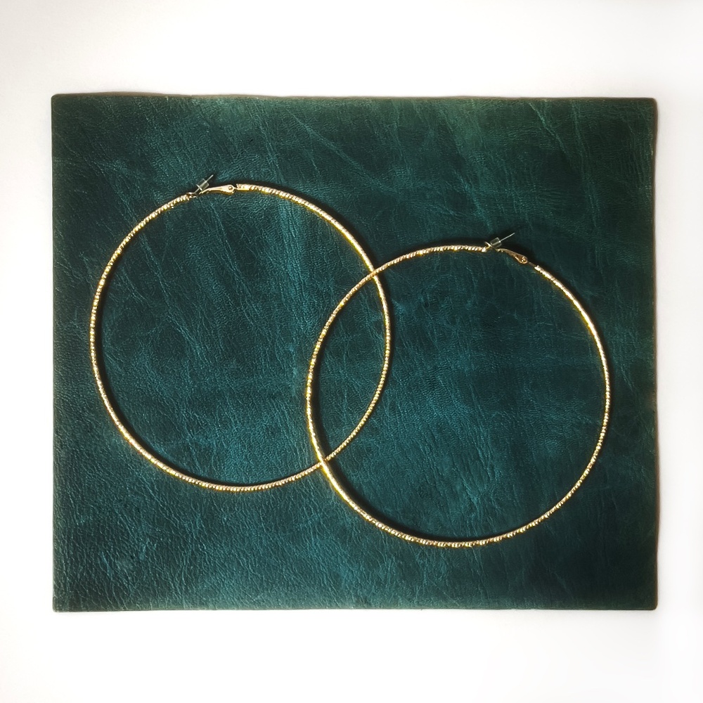 GOLD TONE TEXTURED HOOP EARRINGS